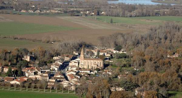 vue a&eacute;rienne du village de Gr&eacute;piac - vue sur l'&eacute;glise