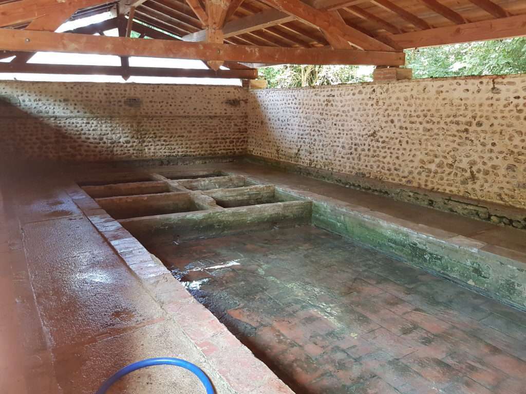 le Lavoir de Grépiac vue intérieure Nettoyage-du-lavoir